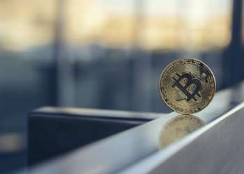 Биткойн падает до годового минимума в 5800 долларов: факторы и тенденции