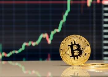 Что вызвало часовое увеличение биткойна почти на 10% ?